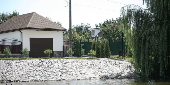 На фото видно, что проход вдоль берега перекрыт