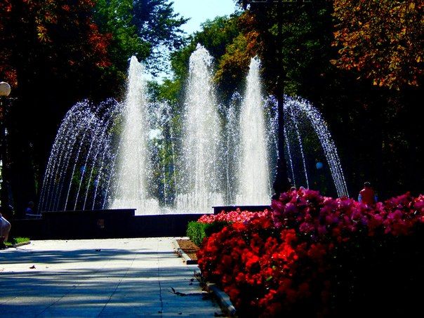 фонтан Бабаева ярко лето