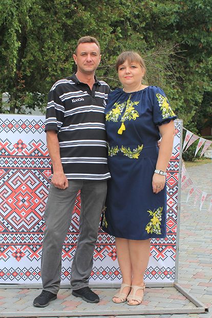 Нашій сім'ї в цьому році виповнилося 20 років. Але ми знайомі з того часу, коли мені було 5 років, а йому - 10. І тоді, ще дітьми, ніхто і не здогадувався, що мине трошки бльше 10 років і нас доля зведе знову для того, щоб ми покохали один одного. 10 років назад ми душею відчули, що треба наш шлюб зареєструвати не тільки в паспорті, а й на небесах, тому ми повінчалися. З того часу пройшло не мало років, у нас два чудових сина, але наше кохання не згасає і понині. Любов здатна творити чудеса!