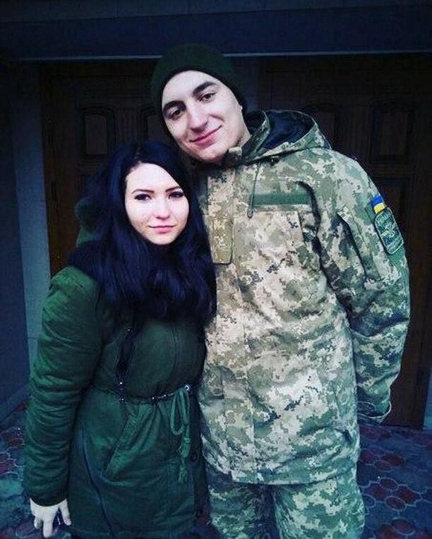 "Мы познакомились в интернете, и даже не предполагали, что общение в сети может перерасти в настоящую любовь. Вместе мы уже 3 года, и с уверенностью могу сказать, что это любовь с первого взгляда!"