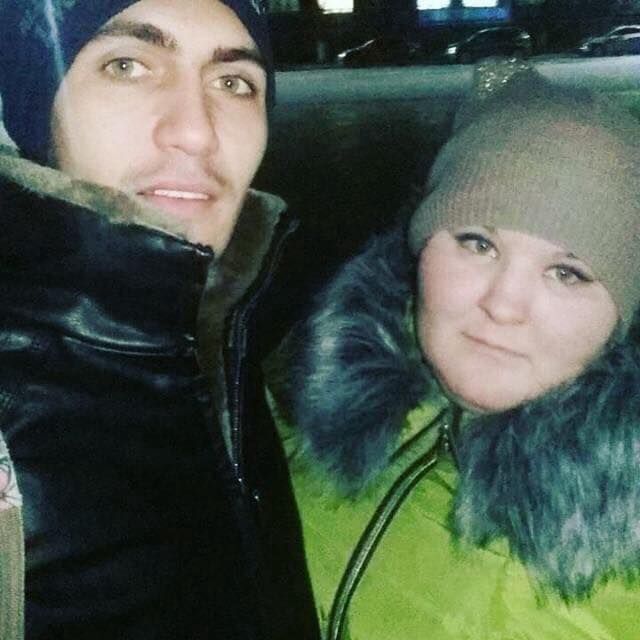 Осенним дождливым днем, 3-го ноября мы познакомились в социальных сетях. Мы созвонились и решили встретиться. Он сам в Горишних Плавнях живёт и от ЖД вокзала Кременчуга шёл пешком до аптеки, а я к нему на встречу с Московской. Я тогда замёрзла а он меня обнял и пригласил в кафе «Love Cake», мы долго смеялись забыв о заказанном кофе. Я очень рада, что именно он попался мне на моем пути. Я очень счастлива с ним! Вот уже почти 1,5 года мы радуемся как дети малые, когда видимся!!!