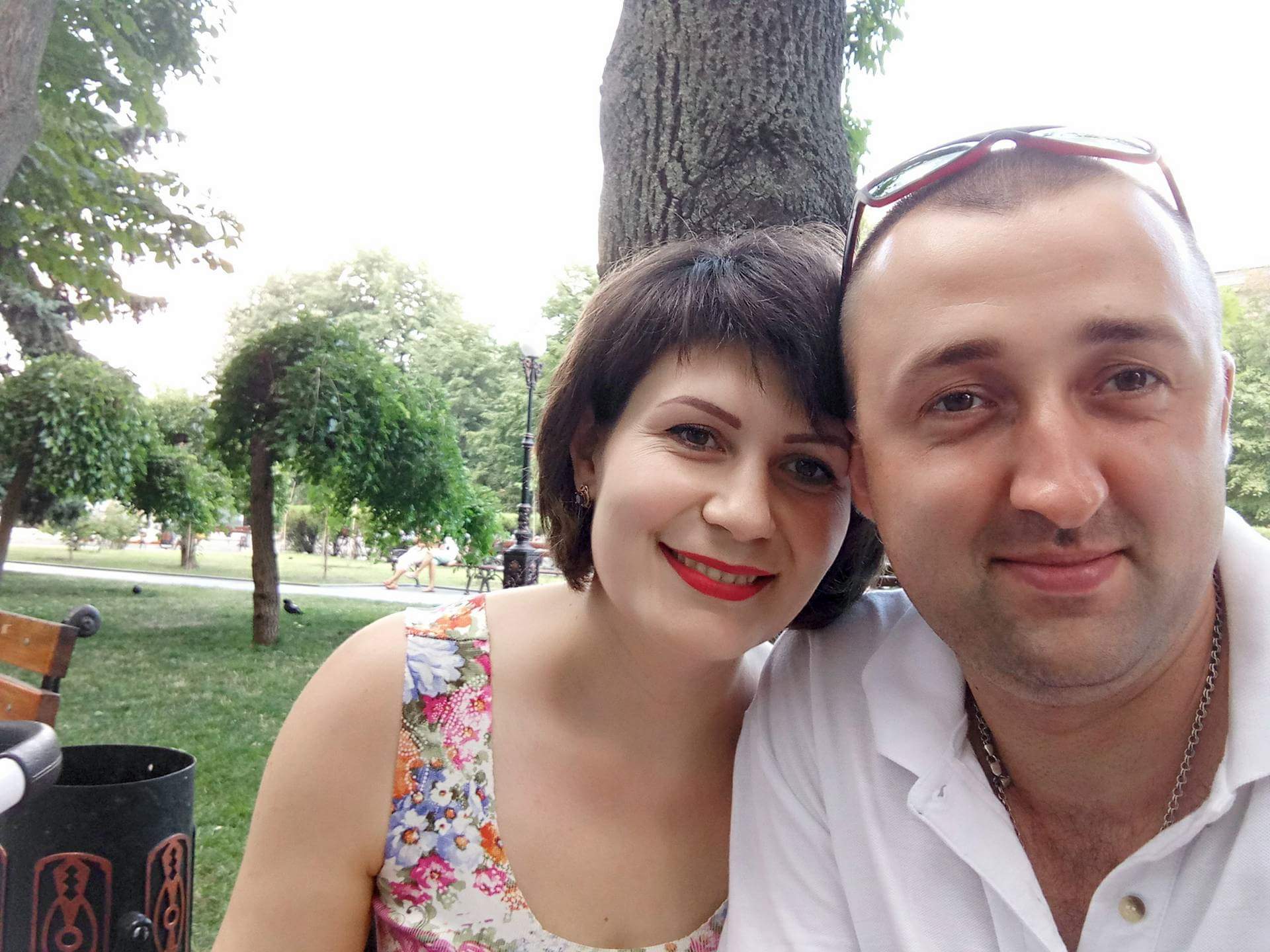 Від довгих і невдалих пошуків кохання я вже якщо чесно була заморилася... Інтернет, клуби, кафе, парки і т.д... Надумала з головою поринути в роботу, як кажуть: "не щастить в коханні пощастить в роботі"... Ось вона нова робота, перший офіційний вихід на робоче місце, і звичайно через:"зупинка, автобус, немає вільного місця", а тут як кажуть понеслась! Ось він, сидить і дивиться на мене, ВІН і голова кругом! Раніше і не думала що таке може бути... Його очі вже тоді стали для мене сенсом життя, я не могла без його погляду прожити і дня! Закрутилася романтична історія, але звичайно з усіма перешкодами від колег недругів - брехнею, підставами, образами, наклепоми, сльозами, маленькою розлукою. Але як у всіх добрих казках, кохання все перемагає. І тут точно як в казці, квіти майже кожного дня, подарунки, посмішки, поцілунки, обійми, очі повні радості й кохання, турбота, підтримка.Через два роки після зустрічі одруження, ще через два - роки маленьке щастя в гарному конверті) синок. До речі дата весілля це дата першого побачення і першого поцілунку). Я рада до безтями що у мене є такі два чудових подарунки долі, чоловік якого я сильно кохаю і маленьке чудо яке є проявом нашого безмежно кохання! І дай бог що всі таку радість відчули, щоб всі серця переповнювалися коханням і відчуттям радості!
