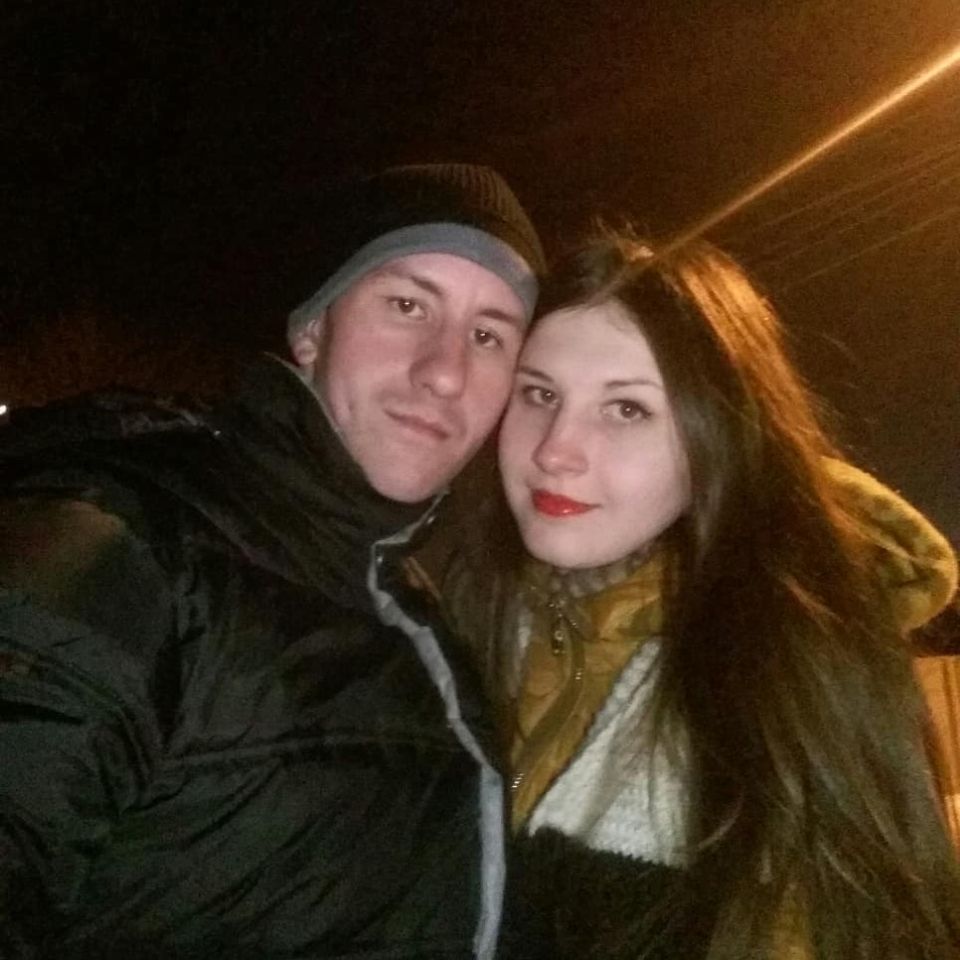 Ми з коханим разом уже 4 роки, а скоро вже рiк, як одруженi.Познайомилися у соцмережi, хоч i вчилися в однiй школi. З тих пiр iдемо по життi разом: вiримо та любимо. Наш подарунок долi, пiдтвердження нашoго кохання - маленький синочок.