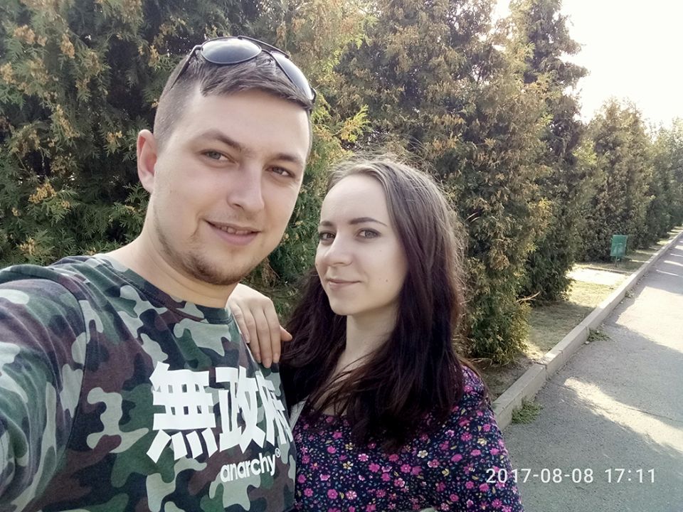 Мы познакомились более 4 лет назад, я шел с футбола, и она с подругой шла навстречу и наши взгляды соединились, и мы поняли, что влюбились друг в друга, обменялись номерами и вот так мы стали парой.