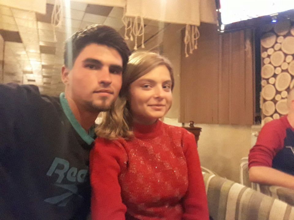 Познакомились мы абсолютно случайно…Гуляли, общались. Прошло 7 месяцев… Было всякое… Ссорились, ругались… Сейчас мы любим друг друга и он предложил выйти замуж… Я согласилась!