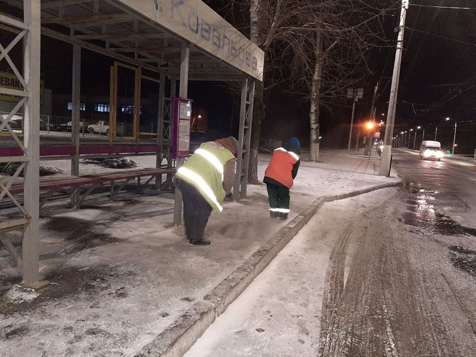 Бригади комунальників працюють на зупинках, щоб убезпечити пасажирів громадського транспорту