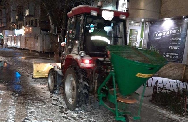 Комунальна техніка основну увагу зараз приділяє обробці тротуарів - ліквідовують ожеледь