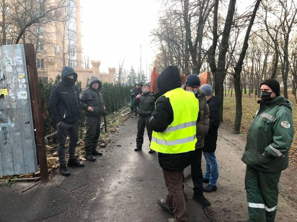 Минулого року дію комунальників блокували приватні охоронці, найняті забудовником