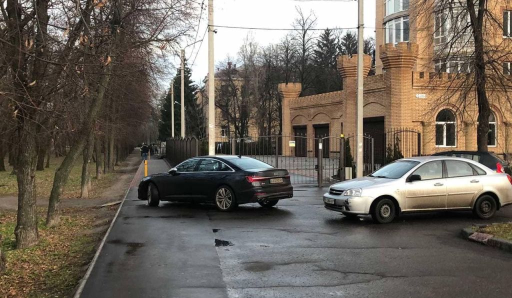 Забудовник захопив територію парку й дорогу до лікарні, встановивши паркан