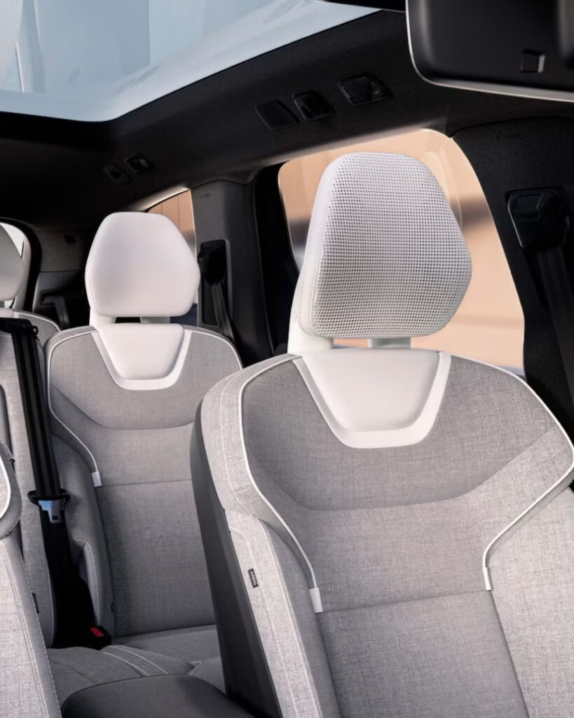 Семимісний салон Volvo EX90 зі стьобаною оббивкою Nordico кольору Dawn.