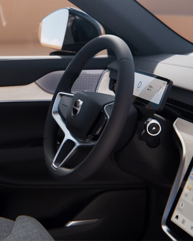 Кермо та окремий центральний дисплей у Volvo EX90.